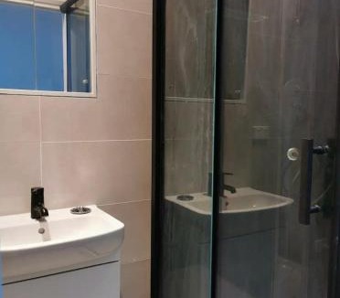 Hornsby House | 2bd 2bth Modern House close 2Train&Westfield