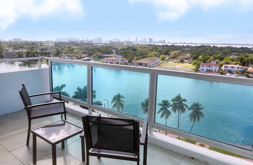 Mid Beach Apartment | 2bd Beachfront Master Ste, Bay View w/balcony, Pool, nearby dining, beach access