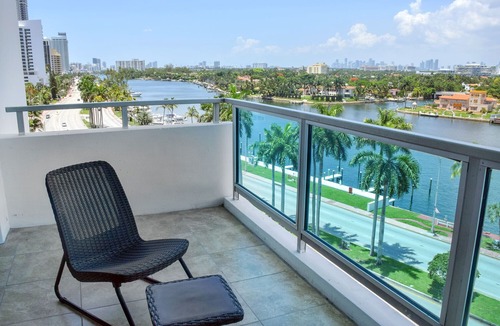 Mid Beach Apartment | 2bd Beachfront Master Ste, Bay View w/balcony, Pool, nearby dining, beach access