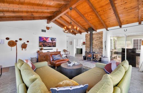 Morongo Valley House | 2bd cabin on ridge with mountain views