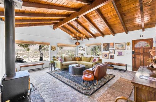 Morongo Valley House | 2bd cabin on ridge with mountain views