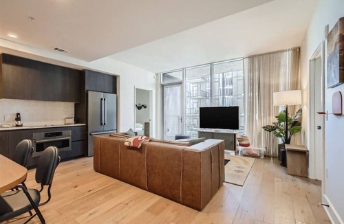 Rainey Street Historic District Condo | 2BD Condo-Rainey St-Best views-RT Pool