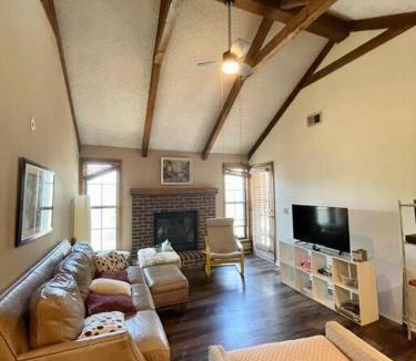Shawnee Apartment | 2bd condo w pool view deck 15mn from Kansas City