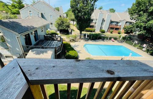 Shawnee Apartment | 2bd condo w pool view deck 15mn from Kansas City