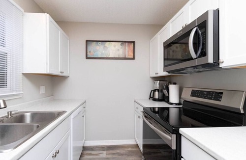 Urbandale Apartment | 2BD/Extended Stay/Washer&Dryer/Work Station