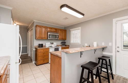 Warner Robins House | 2BD Fenced | Pet Friendly | Comfy Stay