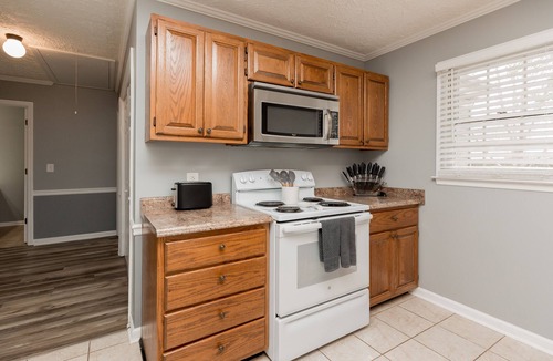 Warner Robins House | 2BD Fenced | Pet Friendly | Comfy Stay