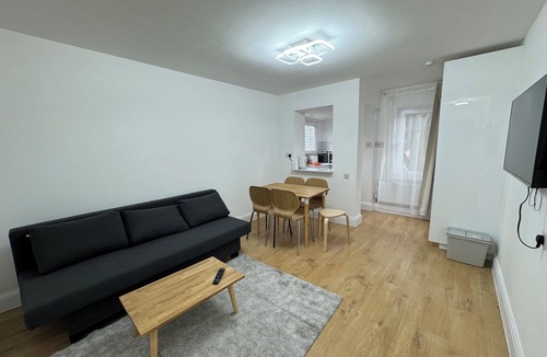 Custom House Apartment | 2BD Flat Perfect for Remote Workers, ExCel London