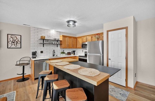 Ankeny Apartment | 2BD-Fun Retreat/Board Games & Work Area