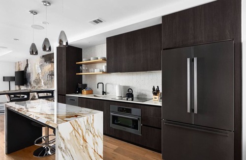 Rainey Street Historic District Apartment | 2BD Luxury Condo | Water Views | Pool | Rainey St