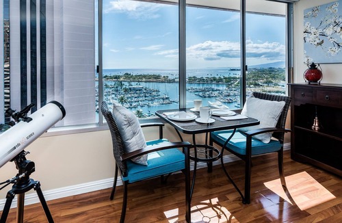 Downtown Honolulu Condo | 2BD, Pool, FREE PARKING