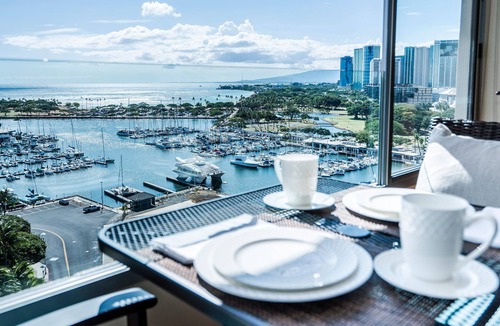 Downtown Honolulu Condo | 2BD, Pool, FREE PARKING