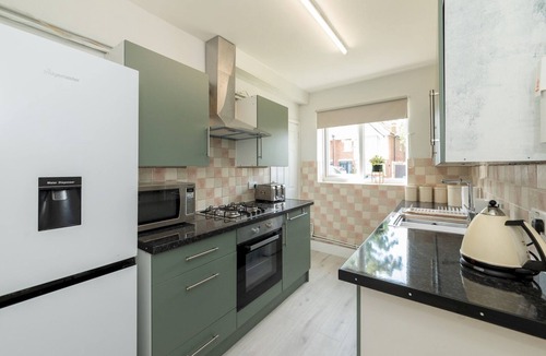 Winnersh Apartment | 2BDR Peaceful Ground Floor Apartment Free Parking - Pass the Keys