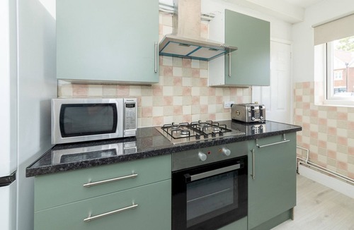 Winnersh Apartment | 2BDR Peaceful Ground Floor Apartment Free Parking - Pass the Keys