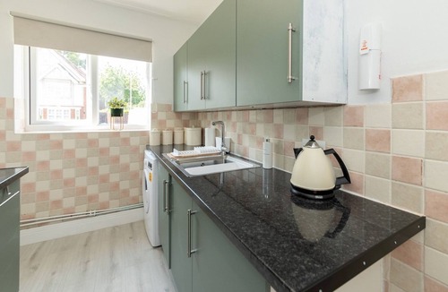 Winnersh Apartment | 2BDR Peaceful Ground Floor Apartment Free Parking - Pass the Keys
