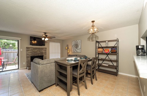 Tanglewood Forest House | 2bed/2.5 bath, Ensuites each room, Near Hiking, Private Yard, Pet friendly!