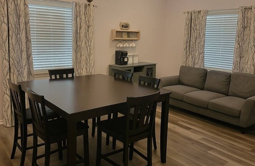 Houma House | 2bed/2bath Cottage in Downtown Houma. 30+ day stays welcome.