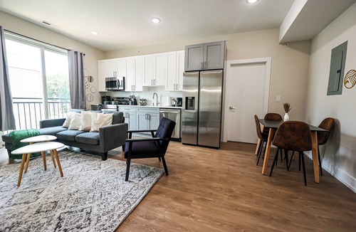 Mantua Apartment | 2Bed/2Bath King Bed+Central+W/D+WIFI