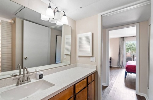 South Main Apartment | 2Bed/2Bath MedCtr & NRG Apt! W/D and Parking!