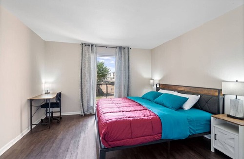 South Main Apartment | 2Bed/2Bath MedCtr & NRG Apt! W/D and Parking!