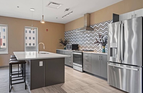 Midtown - Westport Apartment | 2Bed Apt With Fitness centre in Kansas