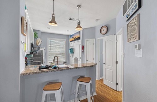 Corpus Christi Condo | 2Bed2Bath, sleeps 6. Pet friendly. Pool. Hot tub. walking distance to the beach.
