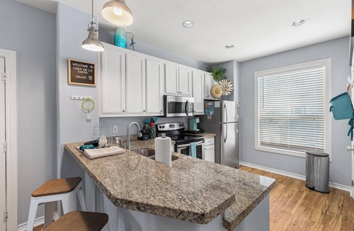Corpus Christi Condo | 2Bed2Bath, sleeps 6. Pet friendly. Pool. Hot tub. walking distance to the beach.