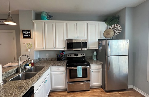 Corpus Christi Condo | 2Bed2Bath, sleeps 6. Pet friendly. Pool. Hot tub. walking distance to the beach.