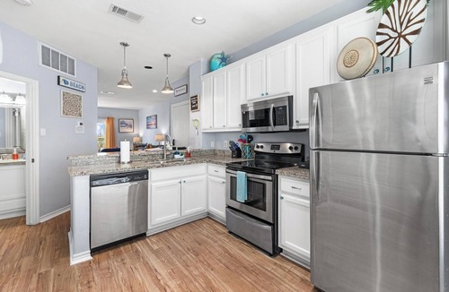 Corpus Christi Condo | 2Bed2Bath, sleeps 6. Pet friendly. Pool. Hot tub. walking distance to the beach.