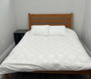 Kitchener Apartment | 2BR 1 king 1 Queen with parking 3 GBPS internet