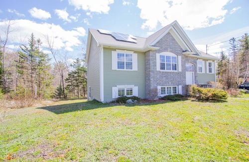 Fall River House | 2BR 1BA in Upscale Neighbourhood