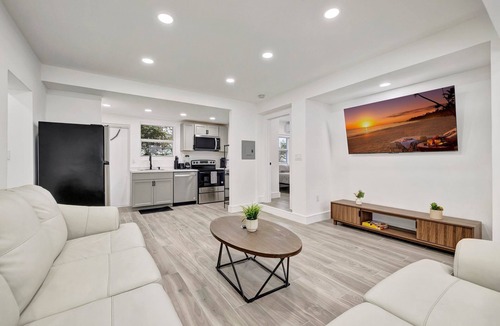 Central Beach Condo | 2BR 1BA off Las Olas Steps to Beach