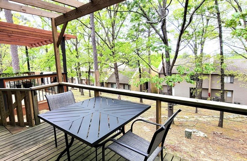 Fairfield Bay Condo | 2BR/2.5BA Condo w/Shaded Balcony, Pool Steps Away, Lake Access Minutes Away