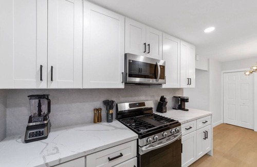 Bay Ho House | 2BR, 2B, Coffee Bar, Cozy Sectional, Rainfall Shower, Smart TVs, Cozy Beach Theme