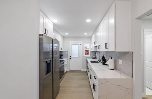 Bay Ho House | 2BR, 2B, Coffee Bar, Cozy Sectional, Rainfall Shower, Smart TVs, Cozy Beach Theme