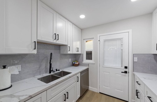 Bay Ho House | 2BR, 2B, Coffee Bar, Cozy Sectional, Rainfall Shower, Smart TVs, Cozy Beach Theme