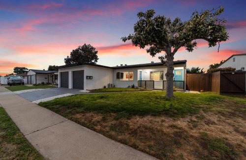 Bay Ho House | 2BR, 2B, Coffee Bar, Cozy Sectional, Rainfall Shower, Smart TVs, Cozy Beach Theme