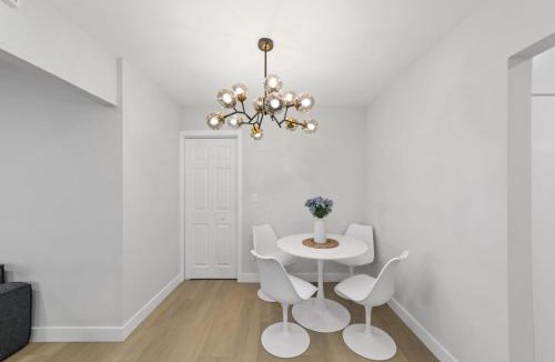 Bay Ho House | 2BR, 2B, Coffee Bar, Cozy Sectional, Rainfall Shower, Smart TVs, Cozy Beach Theme