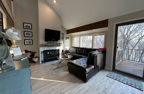 The Galena Territory House | 2BR 2BA + 3rd BR loft cozy end unit lakefront townhome comfortably sleeps 6!