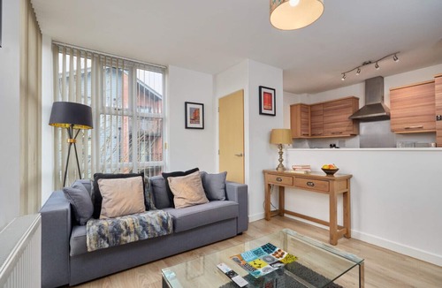 Wilford Apartment | 2BR+2BA Apt: Nr Tram Stop, Balcony, Fast WiFi