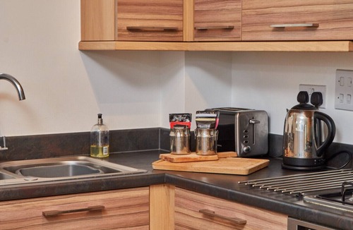 Wilford Apartment | 2BR+2BA Apt: Nr Tram Stop, Balcony, Fast WiFi