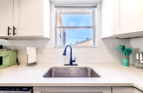 Indian Rocks Beach Apartment | 2br 2ba Retreat B 3Min to Beach