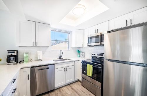 Indian Rocks Beach Apartment | 2br 2ba Retreat B 3Min to Beach