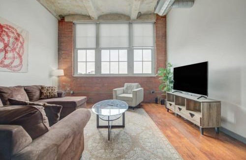 Crossroads Arts District Apartment | 2BR 2BA Spacious Historic Loft With Gym by ENVITAE