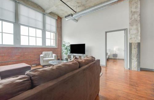 Crossroads Arts District Apartment | 2BR 2BA Spacious Historic Loft With Gym by ENVITAE