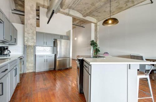 Crossroads Arts District Apartment | 2BR 2BA Spacious Historic Loft With Gym by ENVITAE