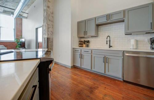 Crossroads Arts District Apartment | 2BR 2BA Spacious Historic Loft With Gym by ENVITAE