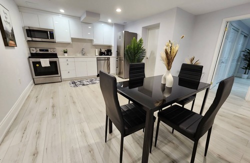 Newtonbrook House | 2BR+2Bath! 2queen beds! Luxurious Large Private Quiet Free Parking & Ultra Clean