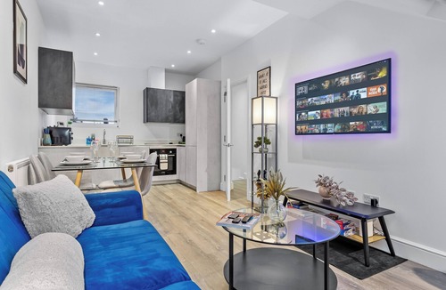 West Hendon Apartment | 2BR 2Bath at Hendon – 1 Min to Train- Free Parking