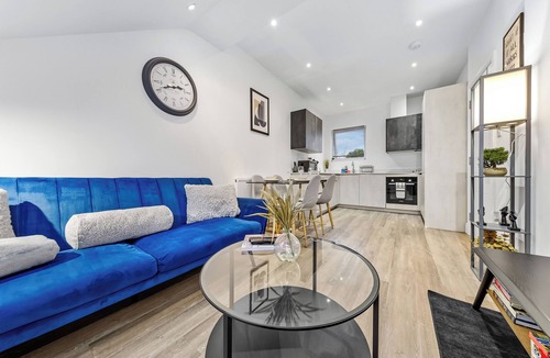 West Hendon Apartment | 2BR 2Bath at Hendon – 1 Min to Train- Free Parking